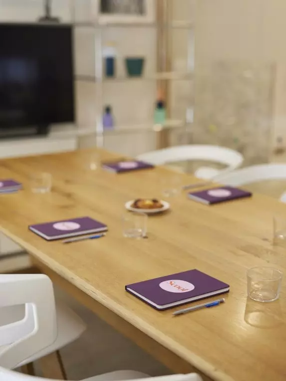 Carnets et stylos Scool dans espace de coworking Nice
