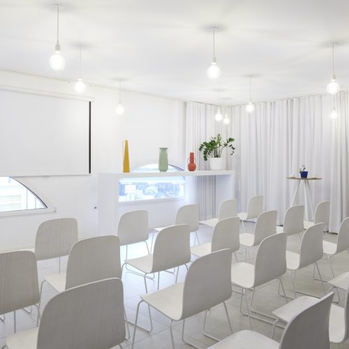 Salle blanche de l'espace de coworking de l'hôtel du Pin à Nice