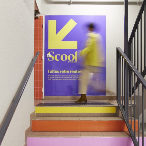 Entrée en haut de l'escalier de l'espace de coworking Scool à Nice dans l'hôtel du Pin
