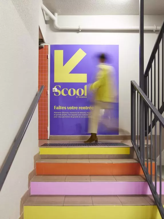 Entrée en haut de l'escalier de l'espace de coworking Scool à Nice dans l'hôtel du Pin