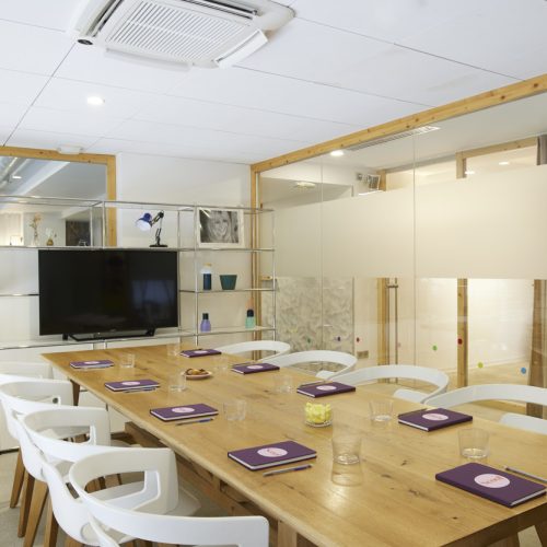 Salon vitré de l'espace de coworking Scool à l'hôtel du Pin à Nice