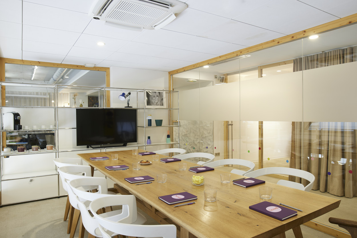 Salon vitré de l'espace de coworking Scool à l'hôtel du Pin à Nice