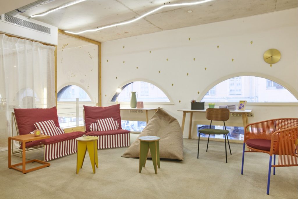 Espace coworking moderne coloré Scool