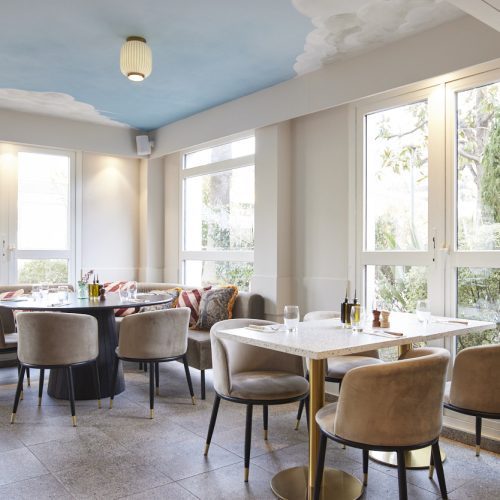 Restaurant intérieur de l'hôtel 3 étoiles Isidore à Nice dans le Sud de la France (Côte d'Azur) à la décoration intérieure dolce vita et moderne