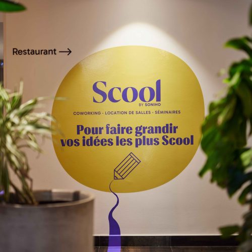 Mur avec inscription Scool pour indiquer les salles des business center dans l’hôtel du Pin à Nice