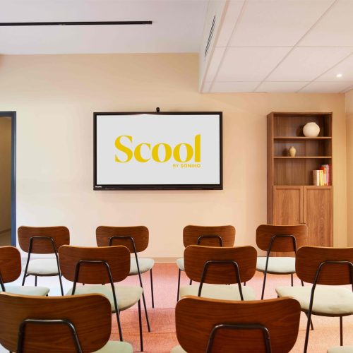 salle de réunion dans un espace business center Scool au sein de l’hôtel des Victoires à Cannes-la-Bocca dans le Sud de la France