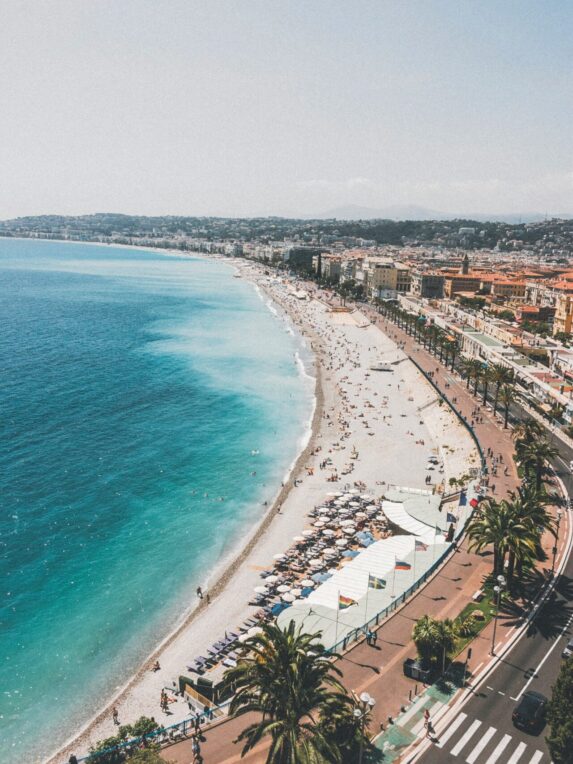 prise de photo de la ville de Nice, photographiée depuis la colline du château avec une vue sur la Promenade des Anglais.