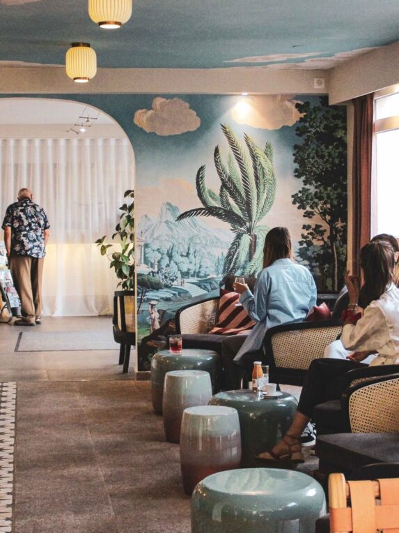 Patio du restaurant et bar de l’hôtel Isidore implanté à Nice sur la Côte d’azur dans le quartier de Nice Saint-Isidore. Un revêtement moderne à la dolce vita.