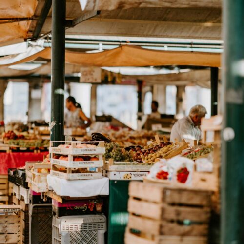 Marché local de la Côte d’Azur avec des fruits et légumes