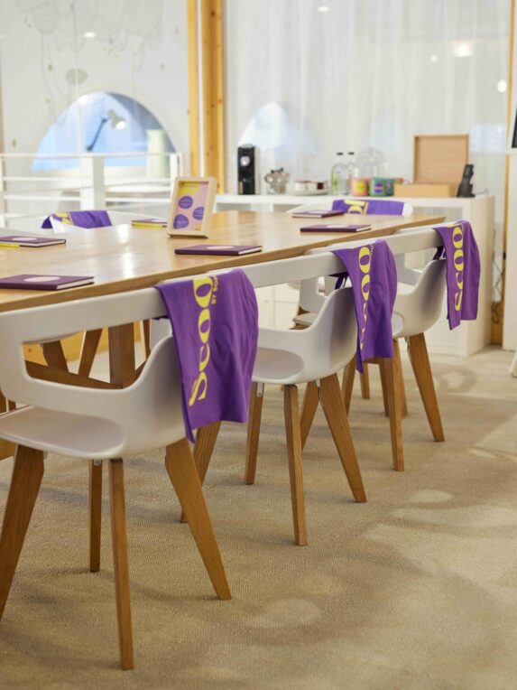 Modern meeting room with designer furniture, warm ambience and customized training tools - ideal for collaborative workshops and coworking sessions.