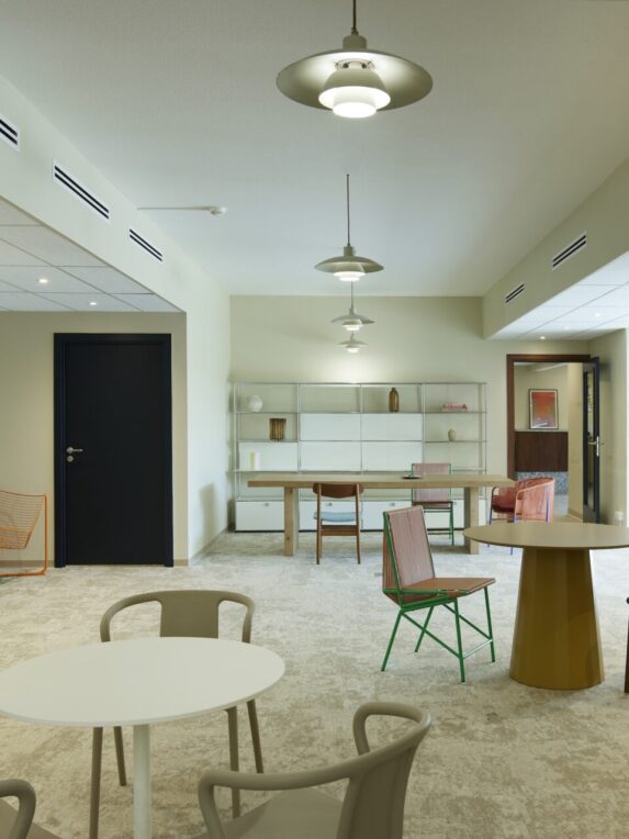 Space for a business center at the Hotel des Victoires in Cannes-la-Bocca.