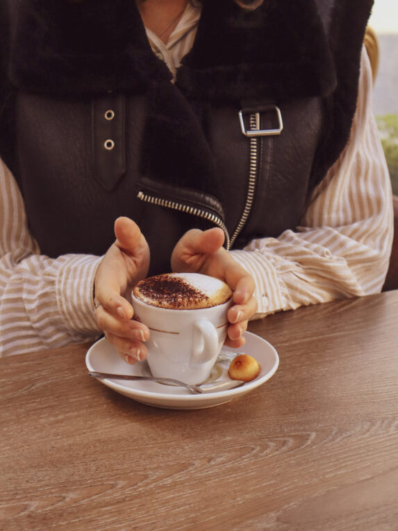 A cocooning moment on the terrace with a creamy cappuccino - a warm, relaxing atmosphere in the café, perfect for a gourmet break or a convivial outing in Nice.